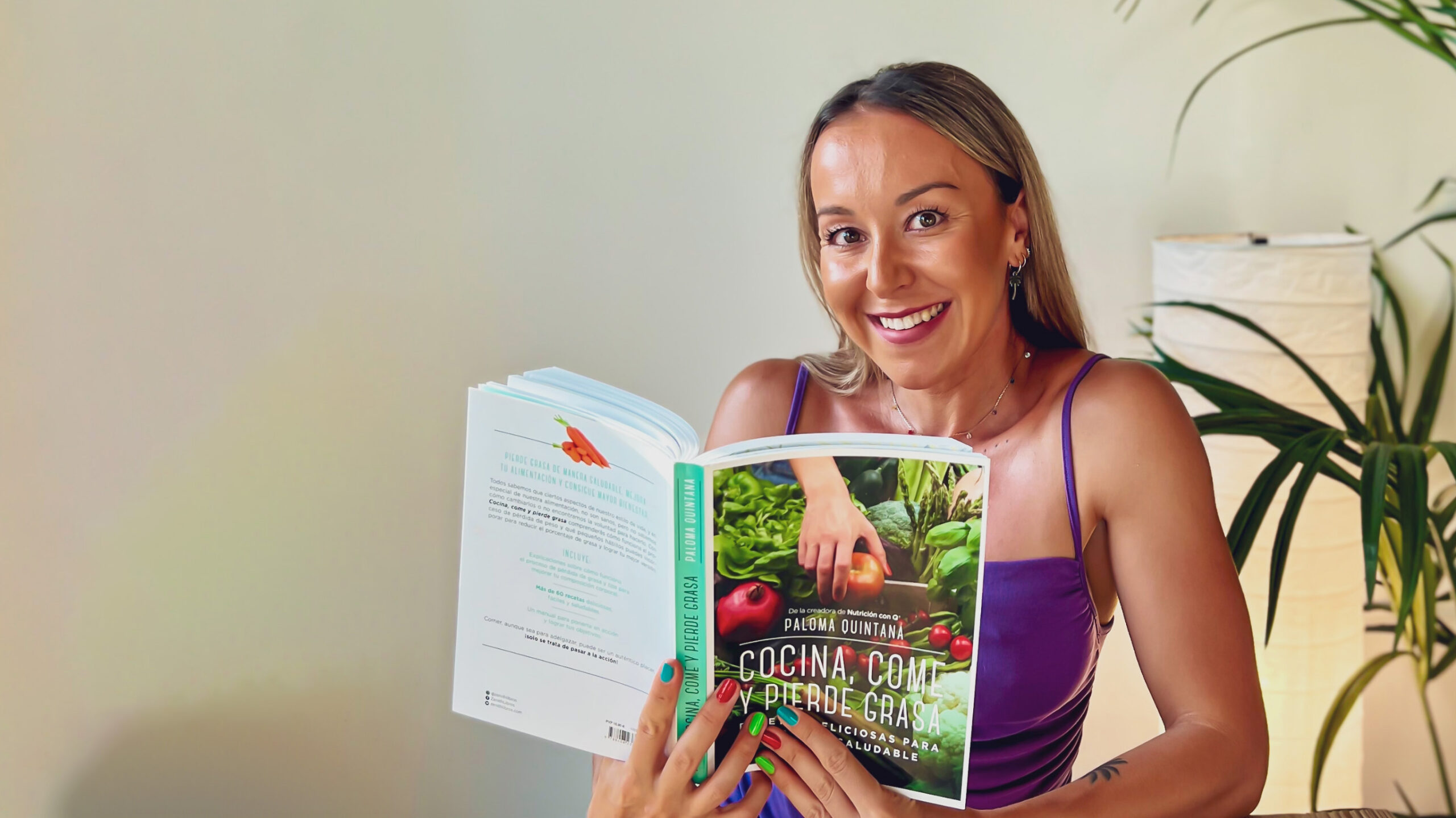 Paloma Quintana con su libro